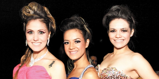 Danielle Maniglia, Amanda Capel e Christyane Menezes em desfile de moda no Villa Ventura noite dessas
